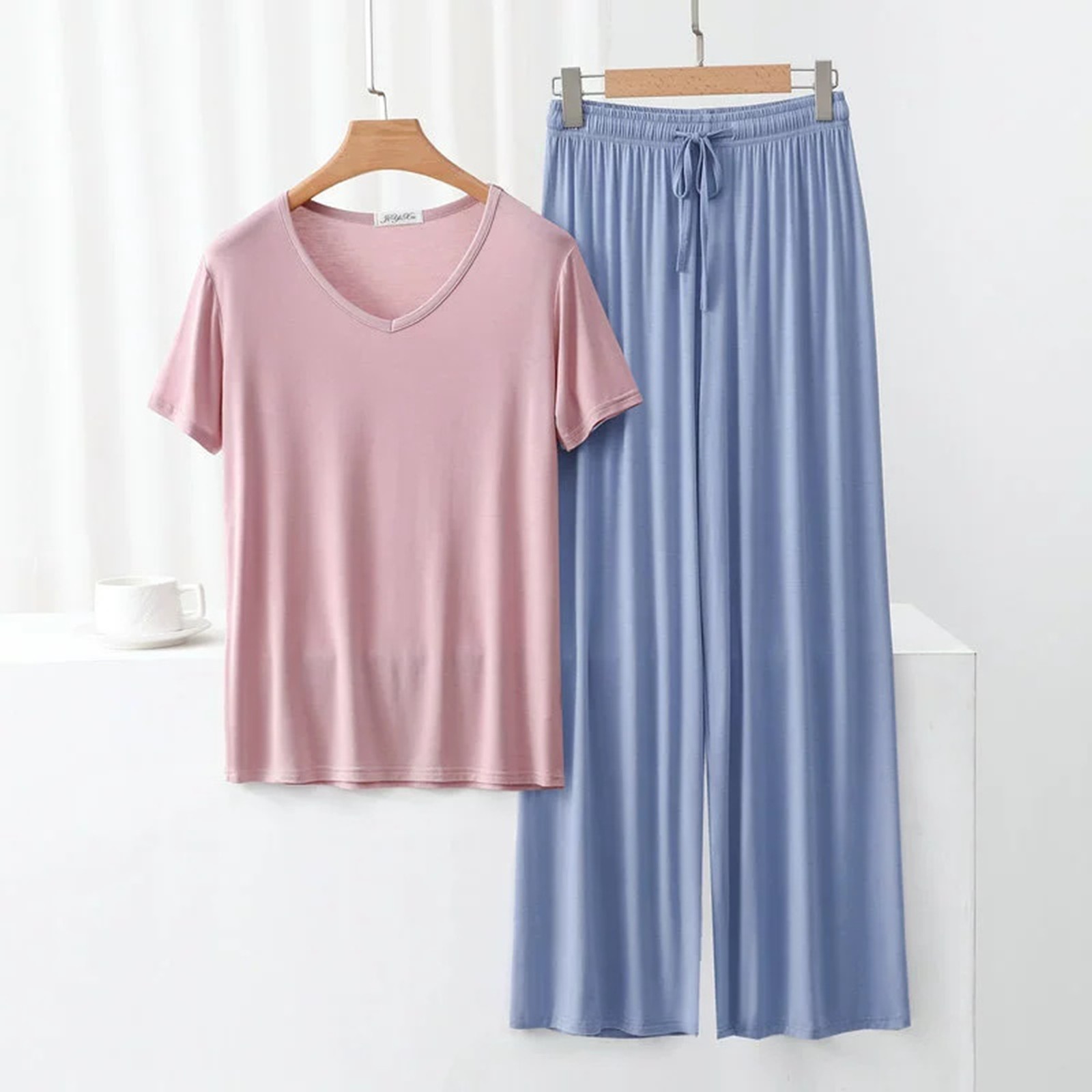 thumbnail image 2 of Conjunto de pijama de manga corta con cuello en V para mujer - Pantalones largos de poliéster y spandex, ropa de dormir ligera para verano, 2 of 5